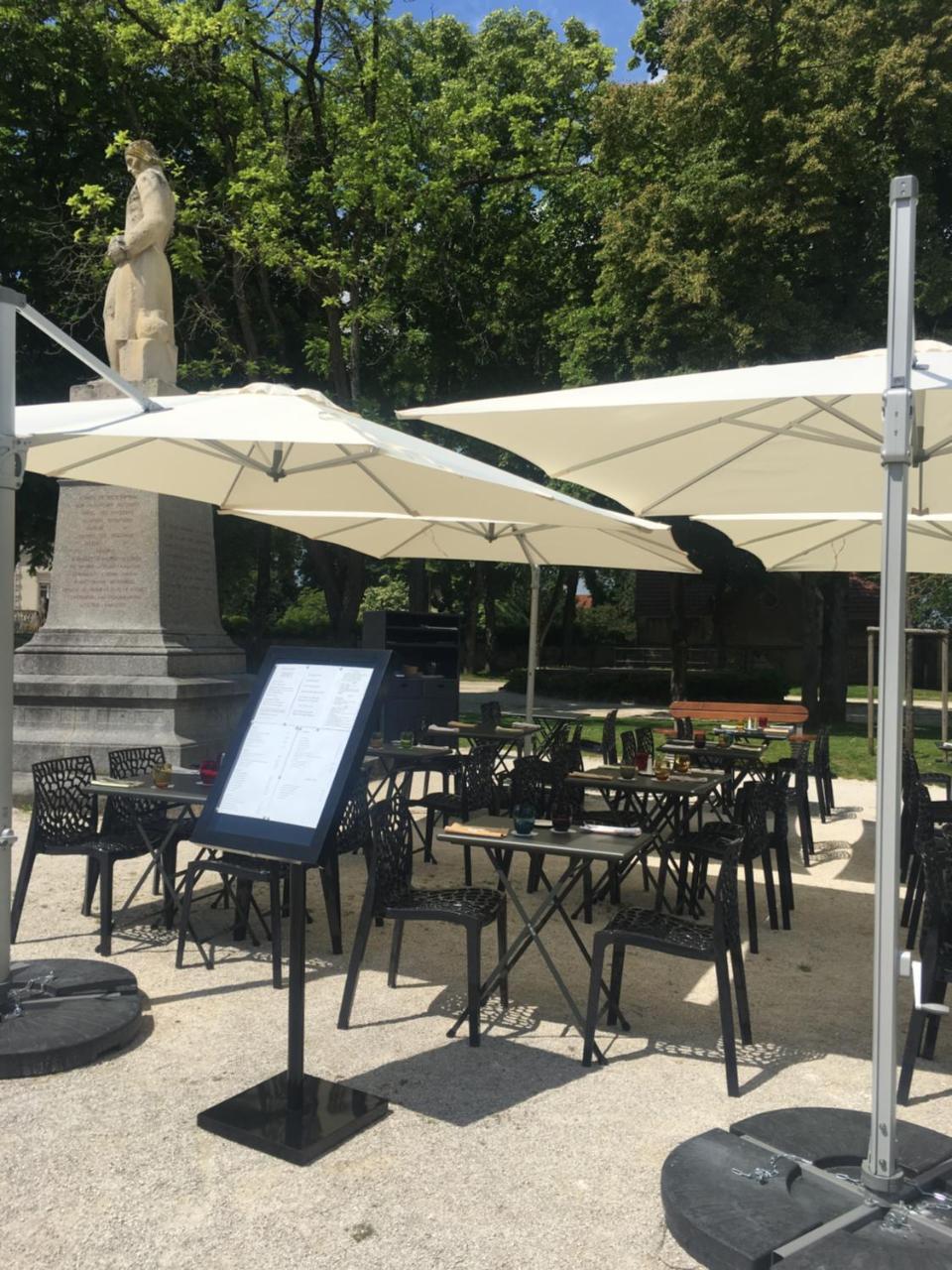 Hotel Restaurant Des Remparts Chaumont  Exterior foto